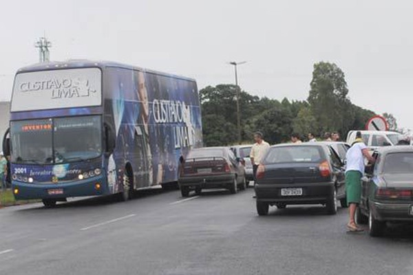 Queda de barranco na MGC 354 adia show de Gusttavo Lima em Presidente Olegário