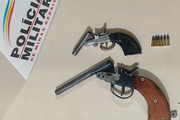 Homem é preso com duas garruchas calibre .22 enquanto consumia bebidas em bar, em Varjão de Minas