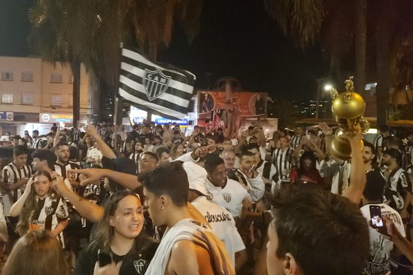 Atleticanos tomam as ruas de Patos de Minas e extravasam toda a alegria pelo título Brasileiro