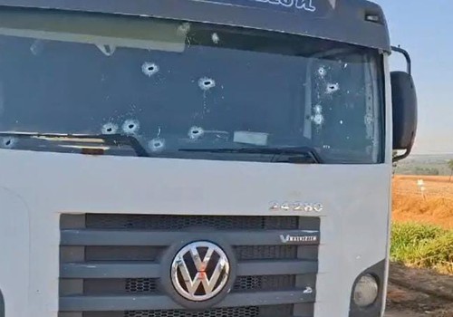 Caminhão tomado de assalto de empresa de Patos de Minas fica crivado de balas; suspeito morreu