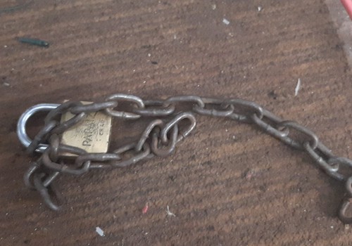 Homem é encontrado sem roupas e amarrado com corrente e cadeado após roubo em Patos de Minas