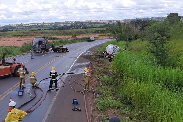Retirada de caminhão de combustível que saiu da BR 365 mobiliza policiais e bombeiros