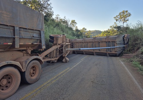 Tombamento de carreta carregada com calcário interdita a Serra do Zico na MG-188 por quase 24 horas