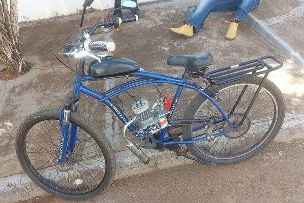 Idoso de 71 anos avança parada obrigatória em motocicleta artesanal, bate e fica ferido