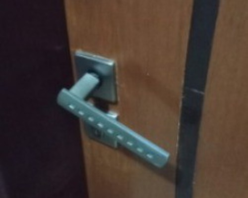 Síndica de edifício tem porta danificada e moradores são agredidos após reclamarem de barulho de festa