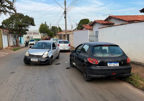 Motorista passa mal, perde controle da direção e atinge veículos estacionados em Patos de Minas