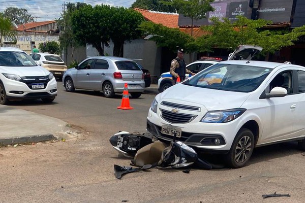 Carro para quase em cima de motoneta em acidente no Céu Azul; condutora ficou ferida