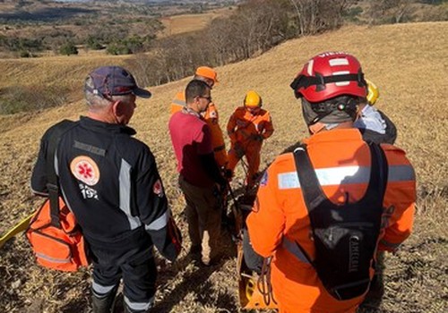 Piloto fica ferido em acidente com parapente em Patos de Minas; Bombeiros e Samu fizeram o resgate