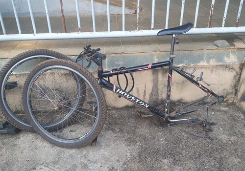 Aluno de academia denuncia furto de bicicleta e homem e mulher acabam presos