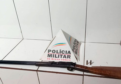 Polícia Militar prende homem que ameaçava moradores e apreende espingarda carregada