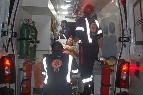 Mulher que teve faca cravada no pescoço foge do Hospital Regional