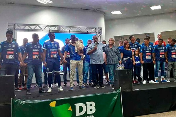 Diretoria faz festa e sorteia carro na apresentação do elenco e dos novos uniformes da URT