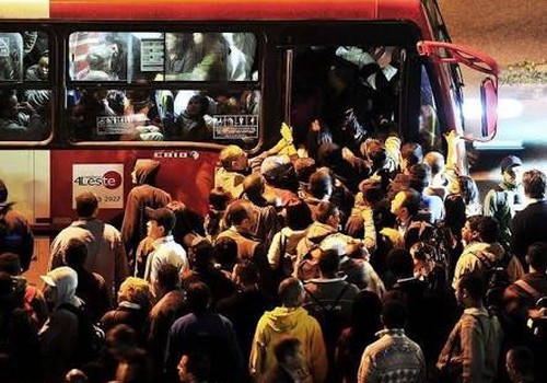Parecer da 6x1 é adiado em meio à pressão para transição de 10 anos