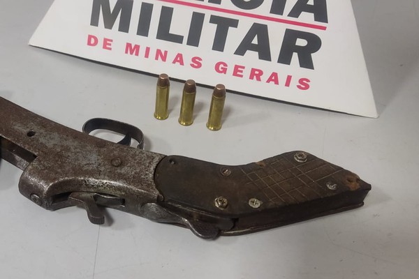 Cadeirante entra em ônibus com garrucha carregada e acaba preso por porte ilegal de arma