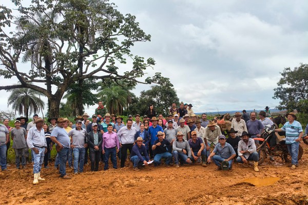 Moradores protestam e cobram ação do Governo de Minas para recuperar a LMG-743 entre Patos de Minas e Carmo do Paranaíba