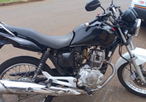 Motociclista empina moto e acaba batendo em viatura da PM ao ser perseguido