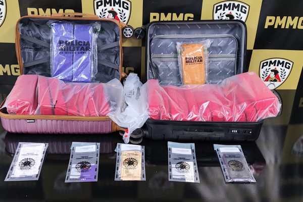 Passageira de ônibus é presa com malas cheias de maconha e pasta base de cocaína