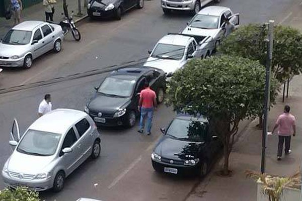 Acidente envolvendo quatro carros no centro da cidade complica o trânsito