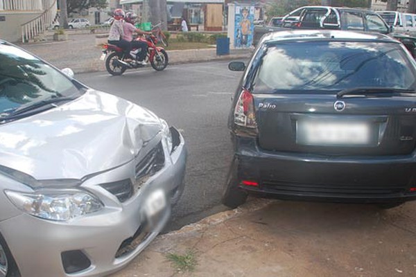 Carros ficam bastante danificados em acidente com coletivo no Centro de Patos de Minas