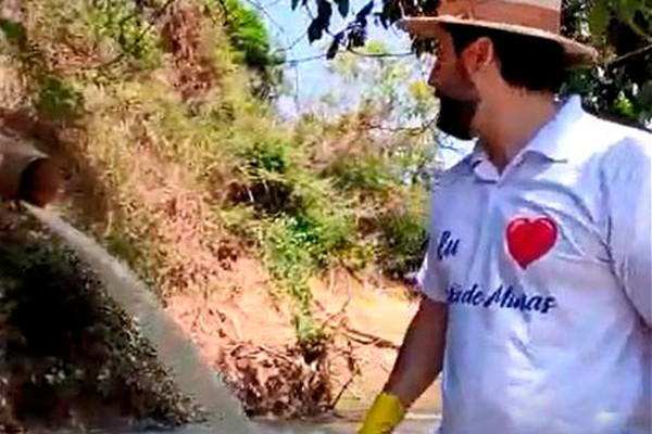 Durante expedição de limpeza, voluntários e Prefeito Luís Eduardo Falcão flagram despejo de esgoto no Rio Paranaíba