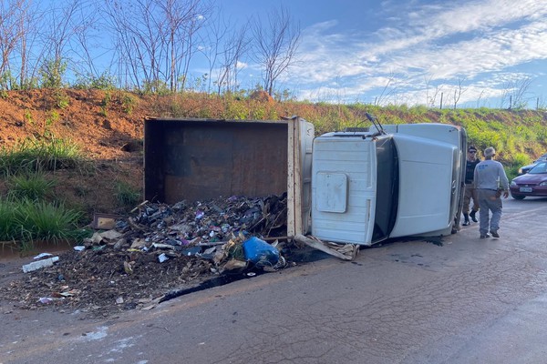 Motorista perde o controle e tomba caminhão próximo à ponte do Rio Paranaíba; ele foi socorrido pelo Samu