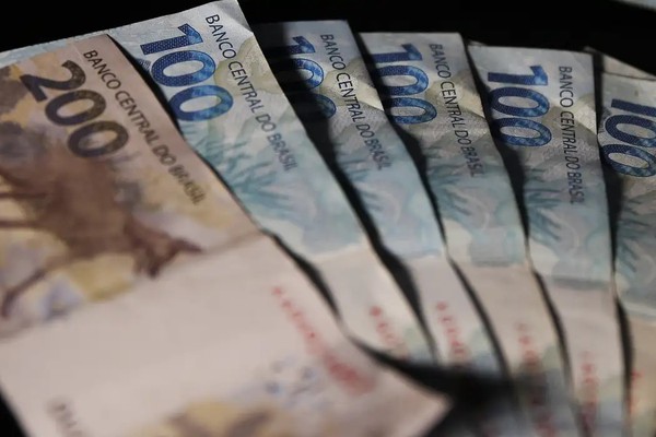 Renda média das famílias chega a R$ 2.264 e é recorde em 2025