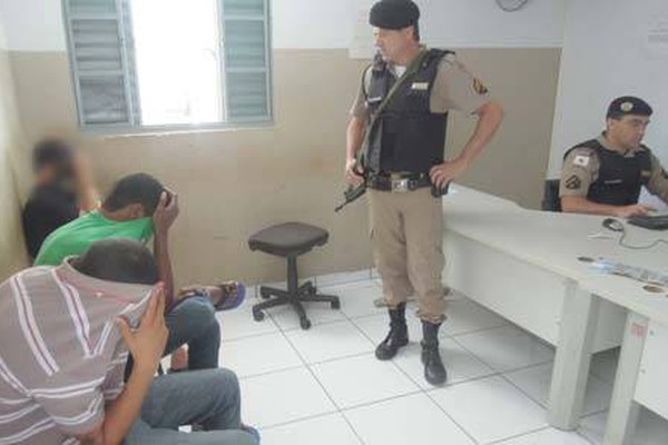 PM faz duas apreensões seguidas de drogas em casa no Nossa Senhora Aparecida