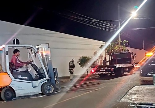 Guinchos usam empilhadeiras para remover veículos estacionados em local proibido nas imediações do Parque de Exposições