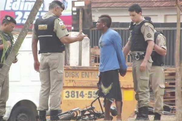 Jovem é preso na Praça do Fórum mostrando os órgãos genitais para as mulheres