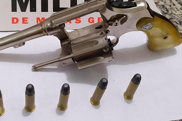 PM interrompe luau e prende jovem de 20 anos com arma de fogo em Presidente Olegário