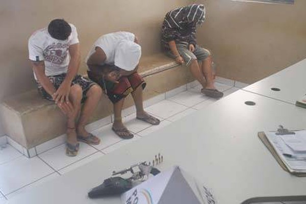PM apreende arma carregada no Coração Eucarístico e leva três para a delegacia