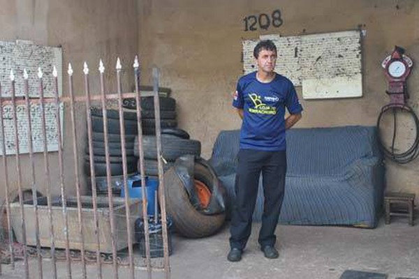  Com irreverência, borracheiro patense coleciona pregos há 11 anos e conta histórias 