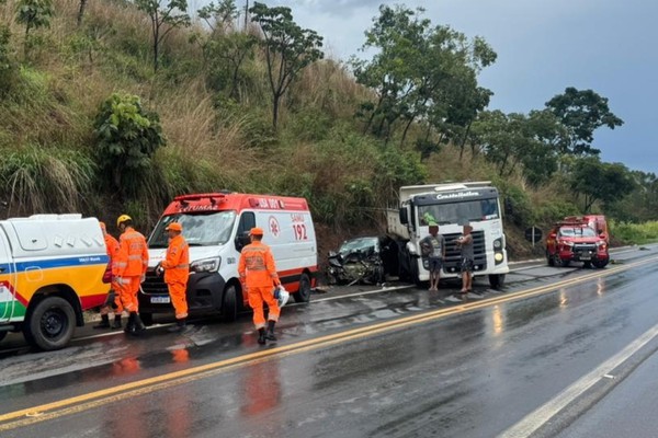 Batida entre caminhão e carro deixa motorista ferido na “curva da morte” da BR-365