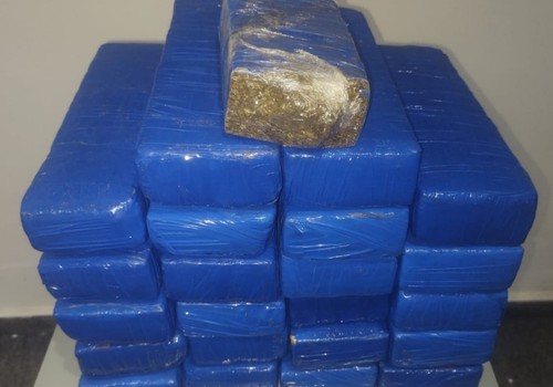 Passageiro de 16 anos é detido com mala cheia de maconha e cocaína; ele disse que receberia R$ 2 mil