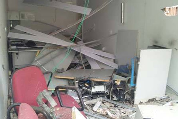 Criminosos explodem posto bancário e atiram contra morador em Lagoa Grande