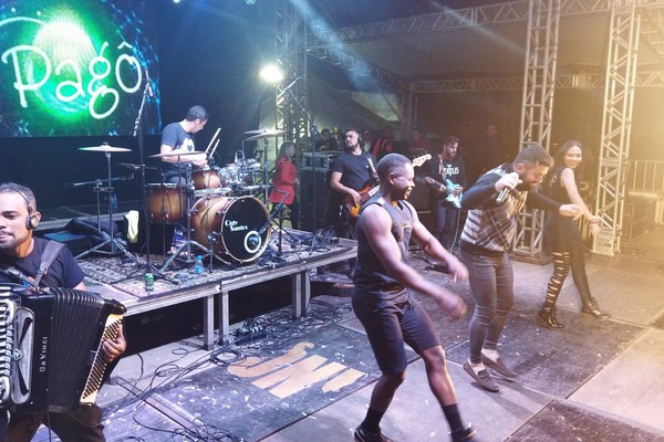 Com promessa de muita animação, Banda Pagô sobe ao palco quebrando tudo na Fenapraça; Ao Vivo