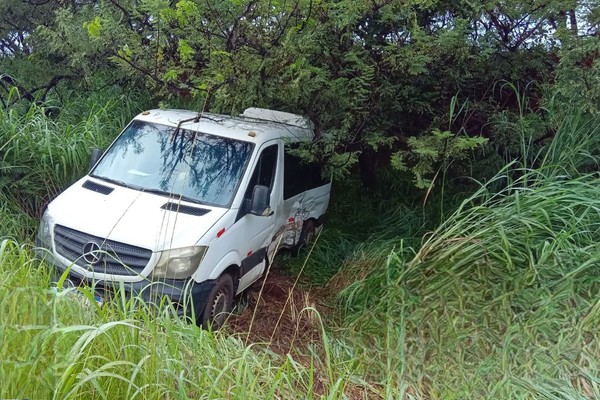 Caminhão bate na traseira de carro e acaba envolvendo mais dois veículos em acidente na MGC354