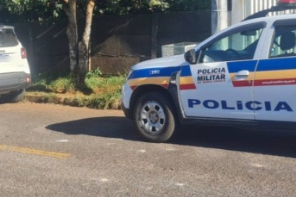 Motorista de 61 anos é preso ao bater em carro estacionado e teste mostra alto índice de embriaguez