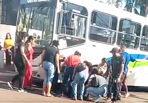 Ônibus cai durante troca de pneu e deixa funcionário ferido no centro de Patos de Minas