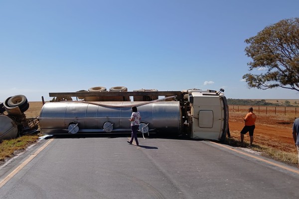 Carreta tanque que transportava leite tomba na MG 410 e interdita rodovia por 4 horas