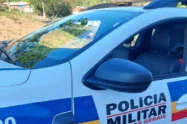 Homem é preso após arremessar garrafa de vidro contra viatura da PM em Patos de Minas