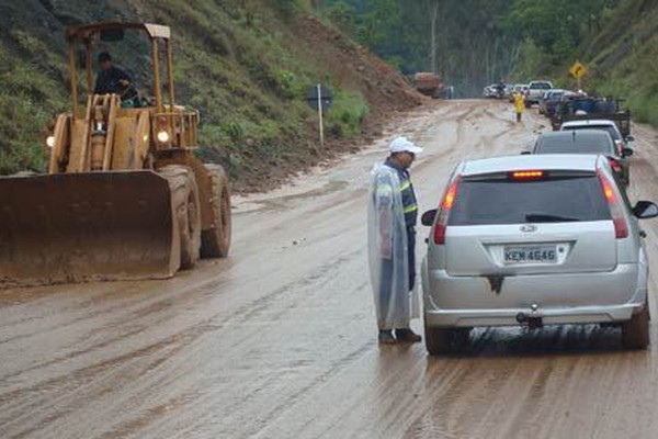Depois de muito trabalho DER libera o tráfego de veículos na MGC 354