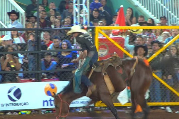 Peão dá show e levanta o público para garantir 1ª colocação no Rodeio Fenamilho; veja ao vivo