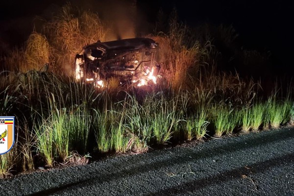 Carro sai da pista, tomba, pega fogo e motorista de 35 anos fica ferida na BR 146