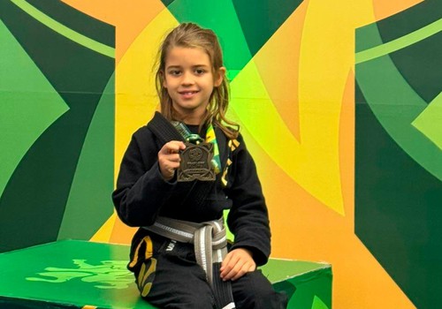 Patense de apenas 7 anos se destaca em campeonatos de jiu-jitsu e coleciona medalhas