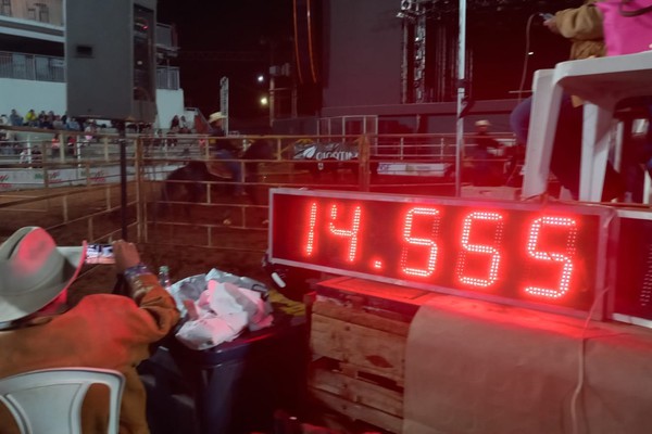 Arena tem competição de quem aparta o gado de forma mais rápida; veja ao vivo