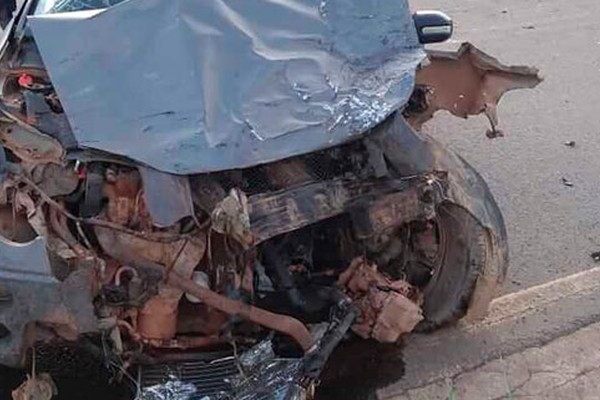 Batida entre caminhonete e pick up na MGC 354 deixa condutores feridos nesse domingo