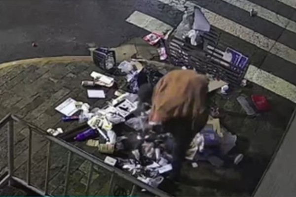 Comerciante denuncia bagunça deixada por moradores de rua ao revirarem sacos de lixo