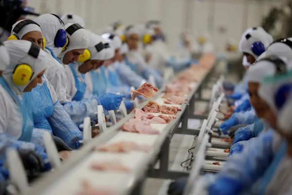 Indústria criou mais de 910 mil empregos em quatro anos, aponta IBGE