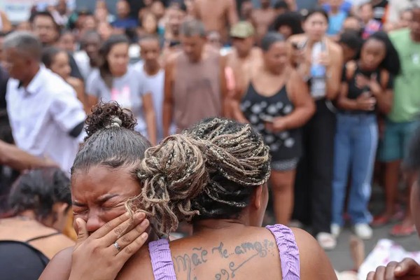 Ativistas denunciam "massacre" em ação policial no Rio